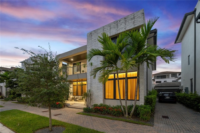 view of front of property featuring a balcony