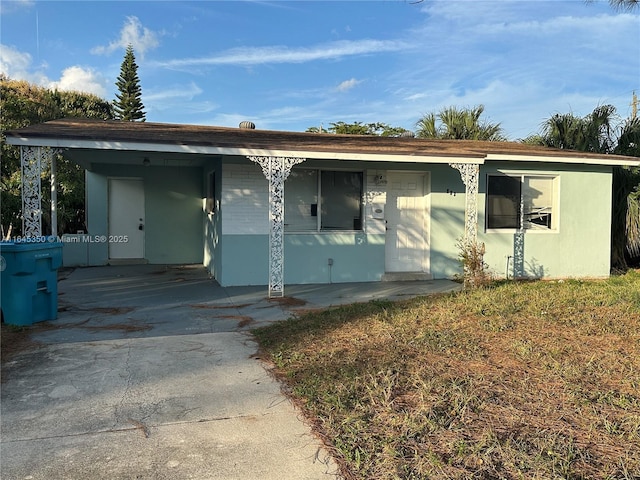 view of front of house featuring a carport