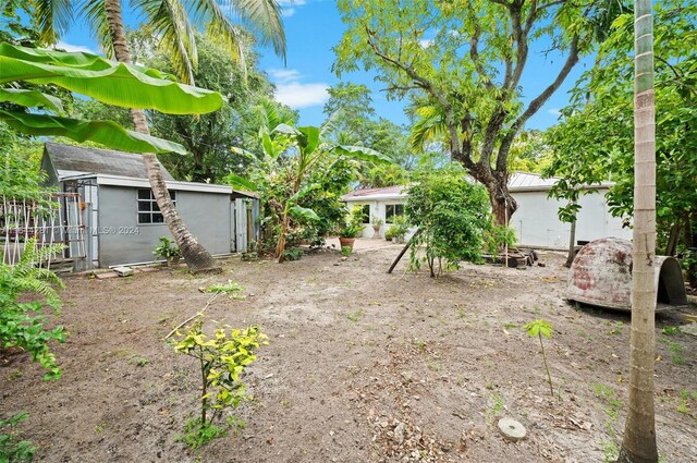 view of yard featuring an outdoor structure