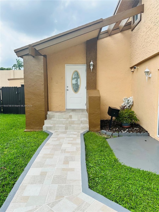 property entrance featuring a yard