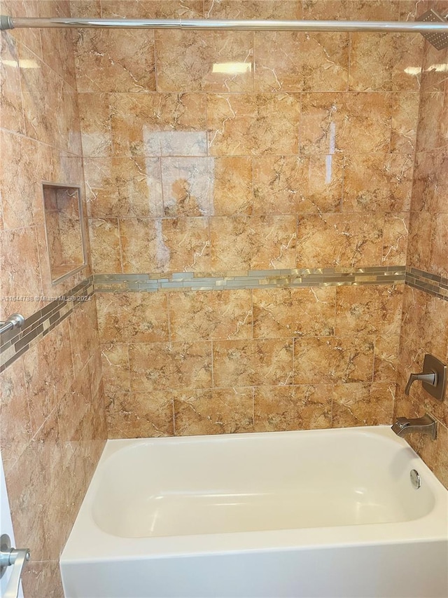 bathroom with tiled shower / bath