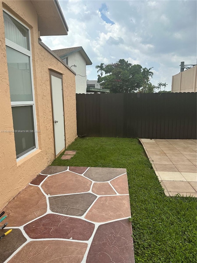 view of yard featuring a patio