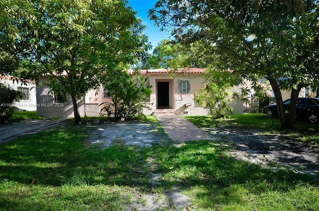 view of front of house featuring a front yard