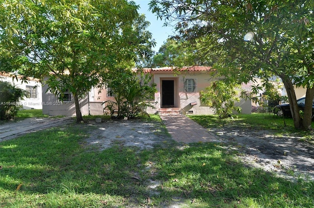 view of front facade featuring a front lawn