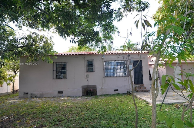 back of house featuring a lawn