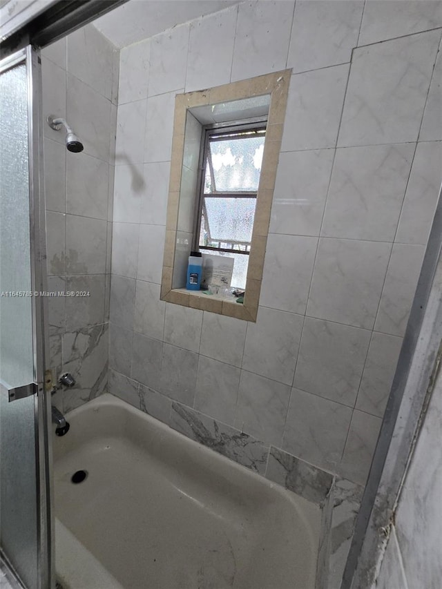 bathroom with tiled shower / bath combo