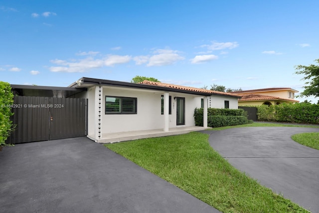 view of front of property featuring a front yard