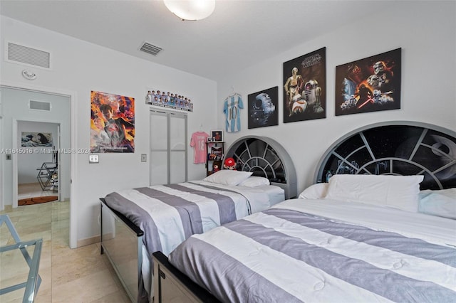 bedroom featuring baseboards, visible vents, and a closet