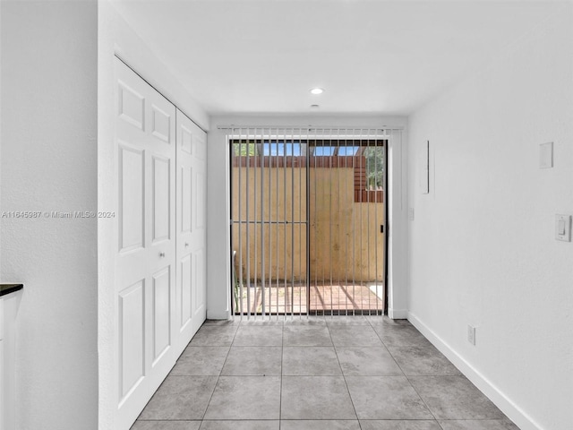 unfurnished room featuring light tile patterned floors