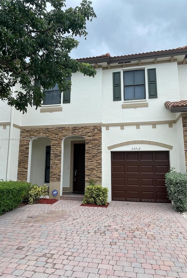 view of front facade with a garage