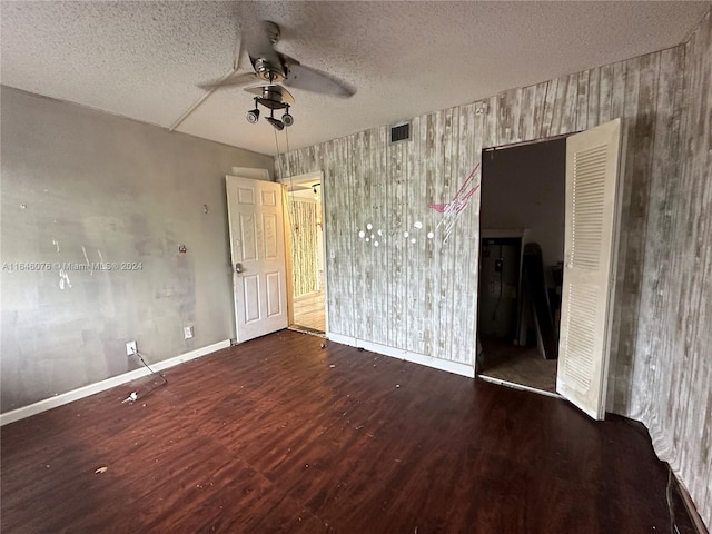 unfurnished bedroom with ceiling fan, a closet, a textured ceiling, and wood-type flooring