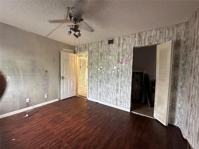 spare room featuring ceiling fan, hardwood / wood-style flooring, and a textured ceiling