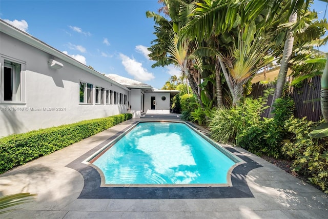 Listing photo 2 for 621 W Dilido Dr, Miami Beach FL 33139