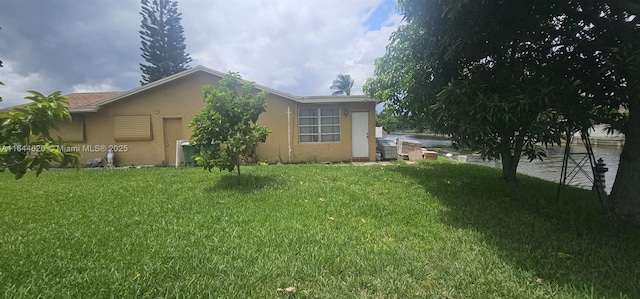 back of house featuring a lawn