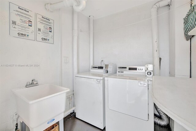 laundry area with sink and independent washer and dryer