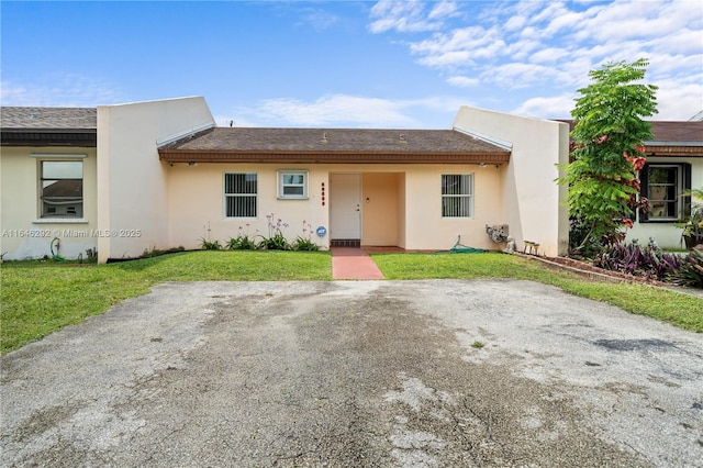 view of front of property featuring a front yard