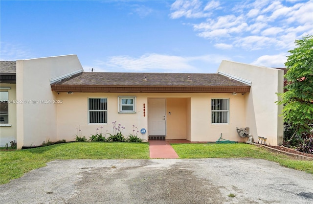 view of front of house featuring a front yard