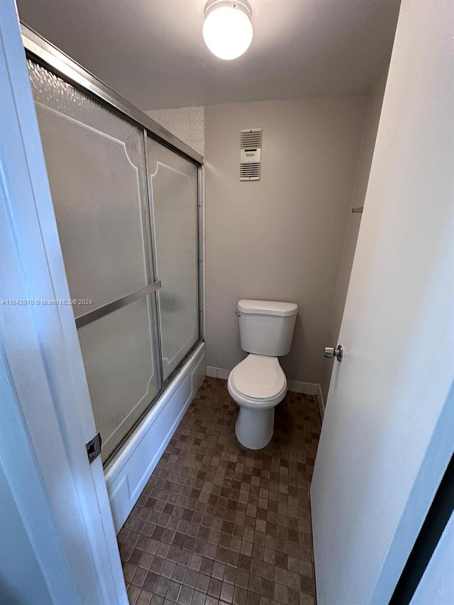 full bathroom featuring toilet and baseboards