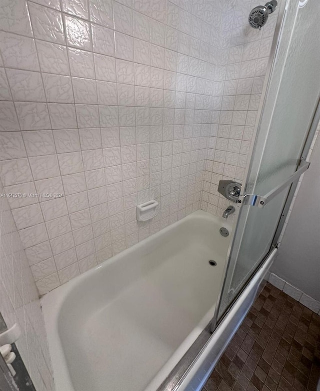 full bathroom with enclosed tub / shower combo