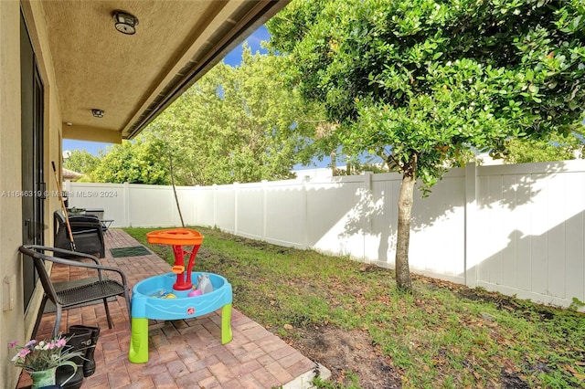 view of yard featuring a patio area