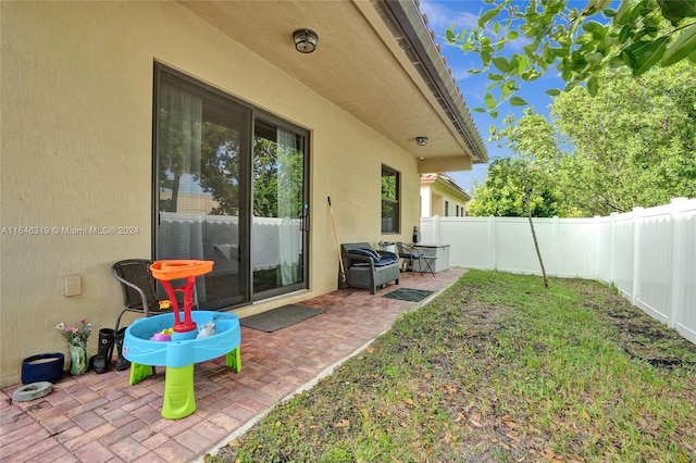 view of yard featuring a patio