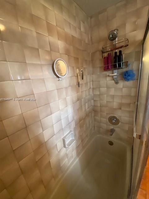 bathroom featuring tiled shower / bath