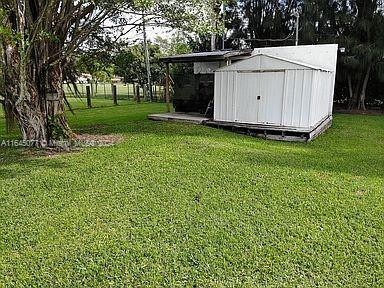 view of yard featuring a storage shed