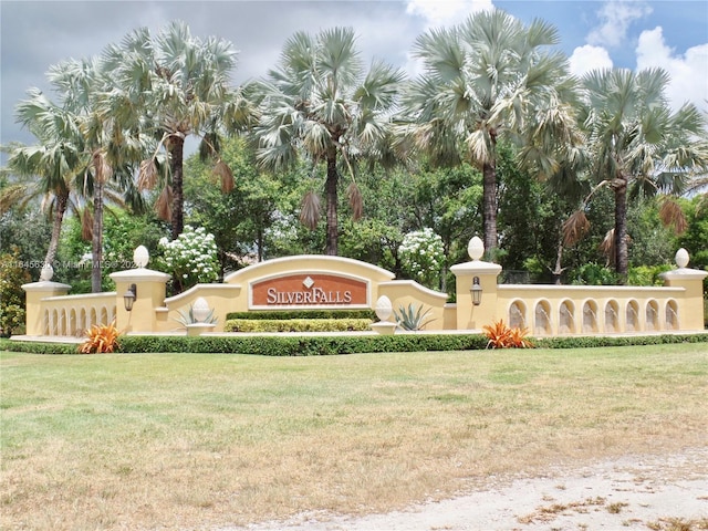 community sign with a yard