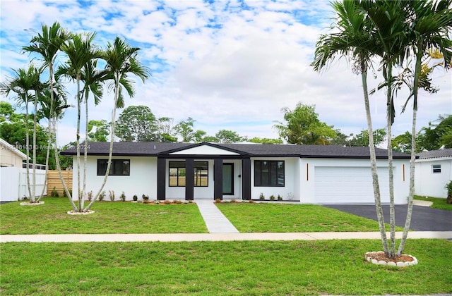 view of front of house featuring a front lawn and a garage