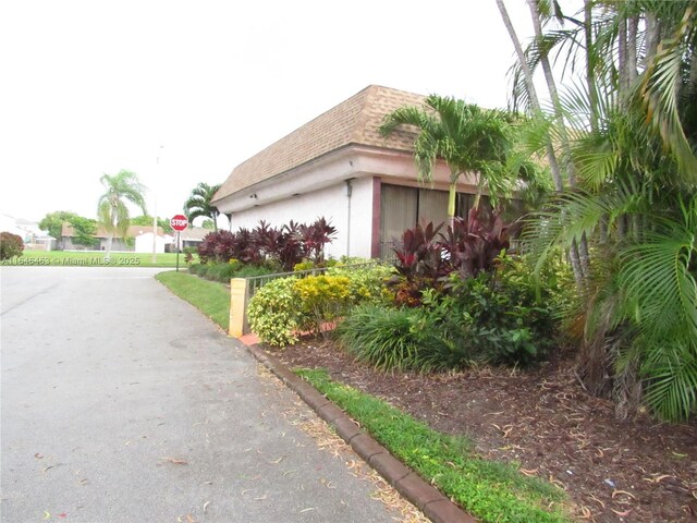 view of yard featuring a water view