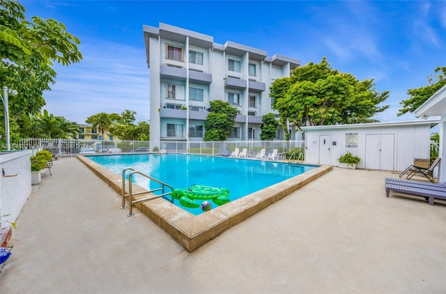 view of swimming pool