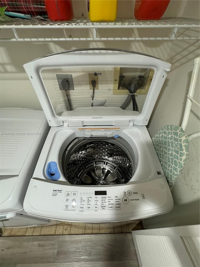 room details featuring independent washer and dryer