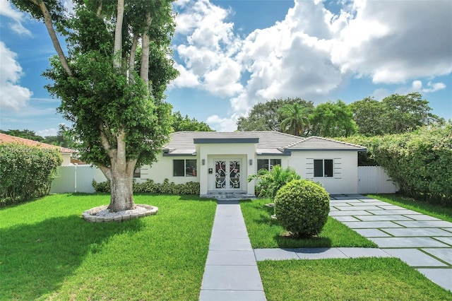 single story home featuring a front yard