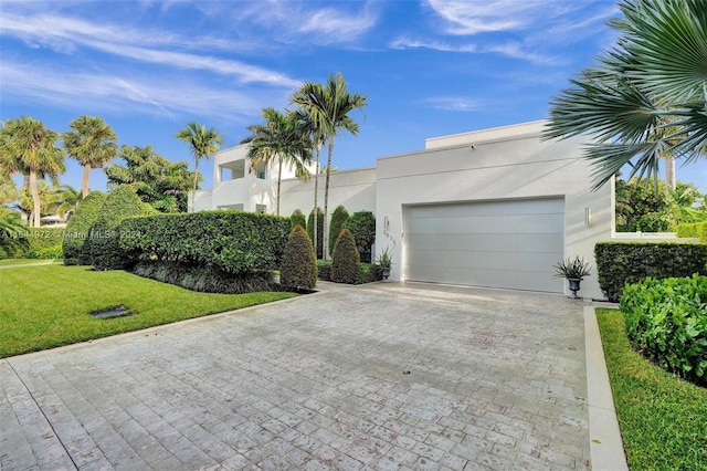 view of front of property featuring a front yard