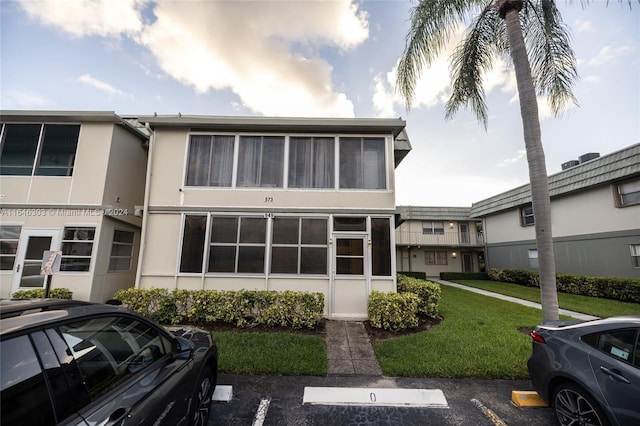 view of front of property with a front yard