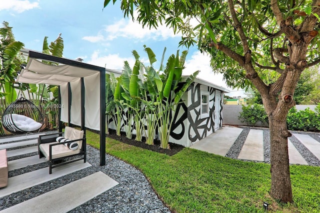 view of yard featuring a patio