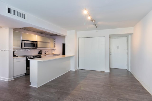 kitchen with sink, dark wood-type flooring, tasteful backsplash, range with electric stovetop, and kitchen peninsula