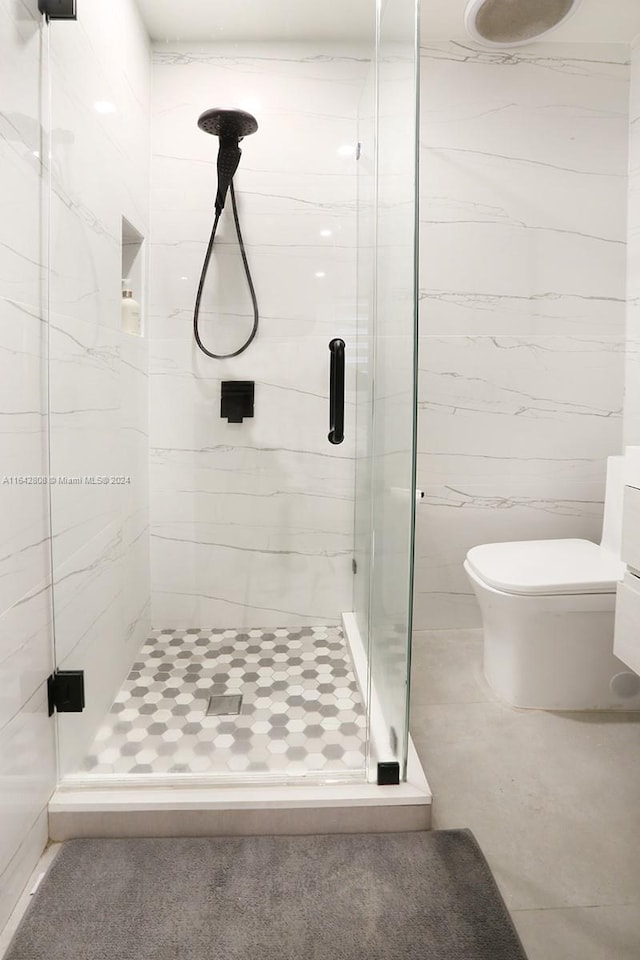 bathroom featuring toilet and an enclosed shower