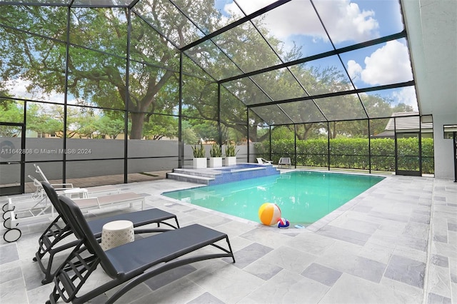 view of pool with an in ground hot tub, a patio area, and a lanai