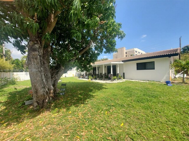 view of yard featuring a patio