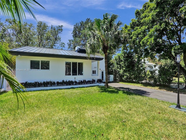 view of front of property with a front lawn