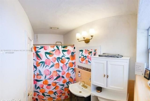 bathroom featuring a shower with curtain and sink