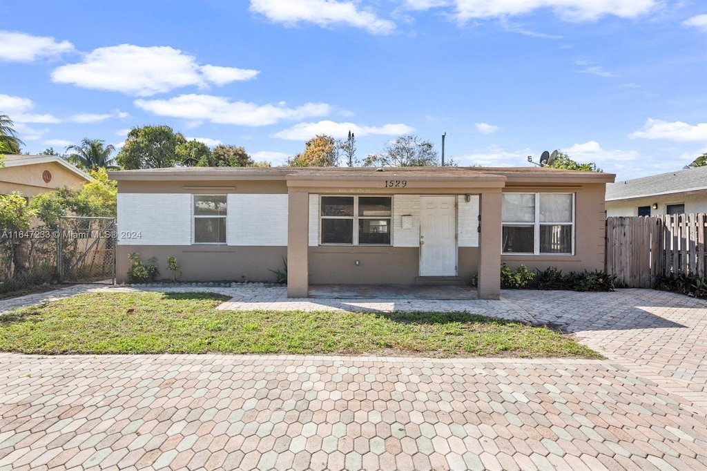 view of front of property