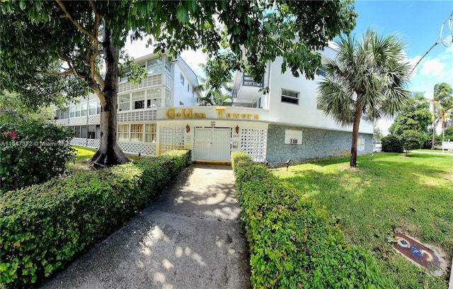 view of front facade with a front yard