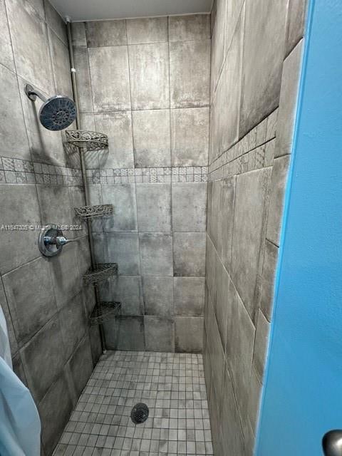 bathroom featuring tiled shower