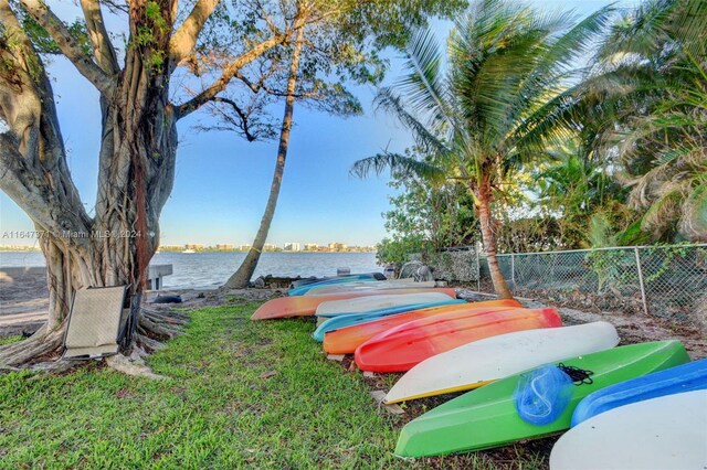 view of yard featuring a water view