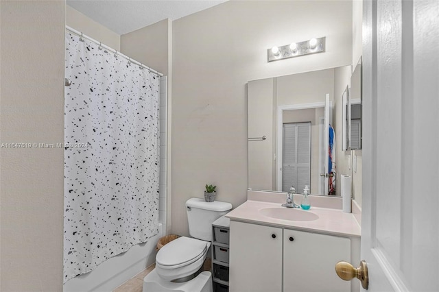 full bath with shower / tub combo, vanity, and toilet