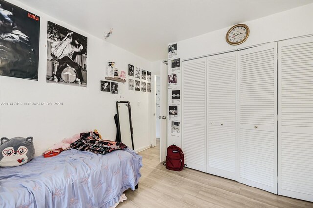 bedroom featuring light wood-type flooring and a closet