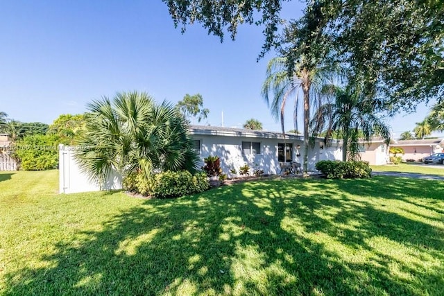 single story home featuring a front lawn