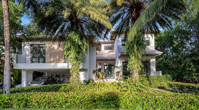 view of front of home featuring a balcony